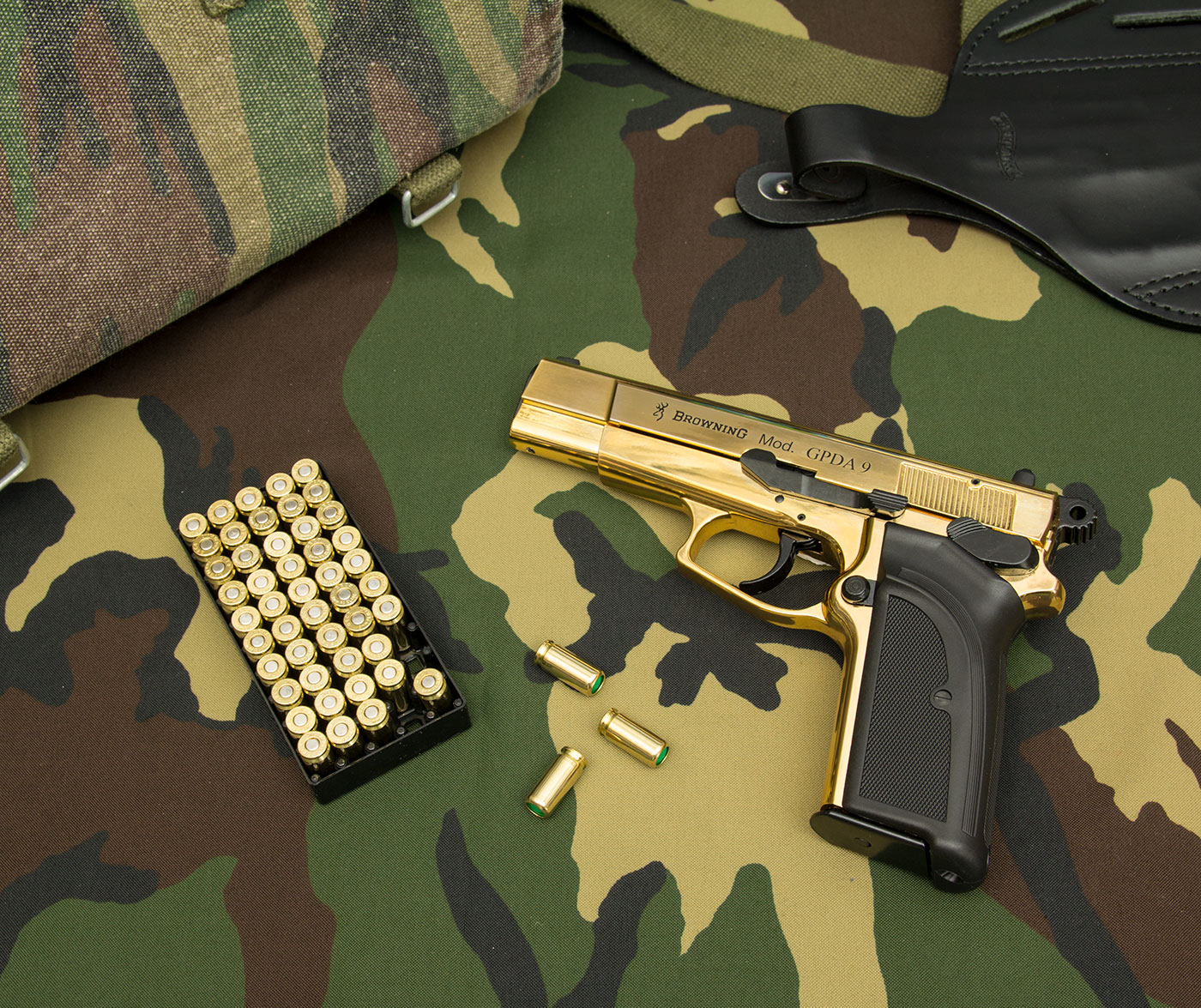 Die Browning GPDA 9 Gaspistole in der goldenen Ausführung mit Munition und Holster 